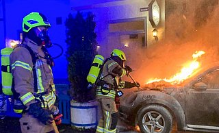 Die Feuerwehr löscht das brennden Auto auf dem Hof eines Imbiss an der Hornschen Straße. - Feuerwehr Detmold Die Feuerwehr löscht das brennden Auto auf dem Hof eines Imbiss an der Hornschen Straße. - Feuerwehr Detmold