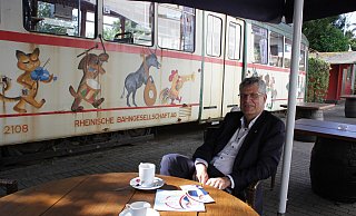 Auf einen Kaffee mit Christian Haase im Biergarten. Der Abgeordnete möchte im Wahlkreis 136 für die CDU ein drittes Mal in den Bundestag. - Dieter Scholz