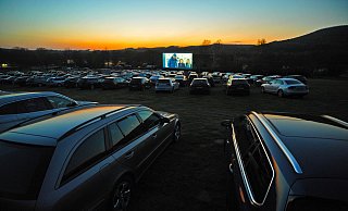 Einen besonders schönen Anblick bot neben dem Film der Sonnenuntergang über der Leinwand. - Nicole Ellerbrake