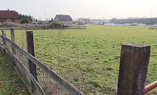 Unweit des Ortskerns von Leopoldshöhe könnten auf dieser freien Fläche vier Mehrfamilienhäuser entstehen. - Knut Dinter Unweit des Ortskerns von Leopoldshöhe könnten auf dieser freien Fläche vier Mehrfamilienhäuser entstehen. - Knut Dinter