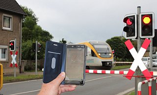 Anwohner Wilfried Schuster hat genug: Wenn der Zug über den betonierten Bahnübergang rollt, zeigt die App bei Messungen bis zu 80 Dezibel an. Bis in den Stadtwald höre er das Geräusch. Bei der Deutschen Bahn hat er sich wegen des Lärms beschwert. - Karolina Schmidt Anwohner Wilfried Schuster hat genug: Wenn der Zug über den betonierten Bahnübergang rollt, zeigt die App bei Messungen bis zu 80 Dezibel an. Bis in den Stadtwald höre er das Geräusch. Bei der Deutschen Bahn hat er sich wegen des Lärms beschwert. - Karolina Schmidt