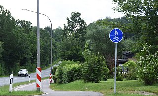 Der Radweg am Ortsausgang Leopoldstal aus Richtung Sandebeck endet abrupt. Wer durch Leopoldstal weiter radeln will, muss auf den Fußweg ausweichen oder auf derStraße fahren. - Raphael Bartling