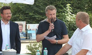 LZ-Redakteur Jens Rademacher fühlt den Kandidaten Julian Gerber (links) und Mario Hecker auf den Zahn. - Dirk Baldus LZ-Redakteur Jens Rademacher fühlt den Kandidaten Julian Gerber (links) und Mario Hecker auf den Zahn. - Dirk Baldus