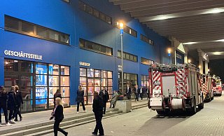 Feuerwehrautos stehen am Stadion in Bochum. Ein ausgelöster Alarm hat nach dem 3:2-Sieg des VfL Bochum gegen die TSG 1899 Hoffenheim für eine Evakuierungsaktion gesorgt. - Thomas Eßer/dpa