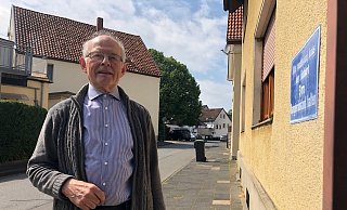 Reinhold Allert steht in der Aechternstraße. Er vermietet das hinter ihm zu sehende Haus auf der linken Seite. Gegenüber habe er immer geparkt, doch das ist jetzt nicht mehr erlaubt. - Sven Kienscherf Reinhold Allert steht in der Aechternstraße. Er vermietet das hinter ihm zu sehende Haus auf der linken Seite. Gegenüber habe er immer geparkt, doch das ist jetzt nicht mehr erlaubt. - Sven Kienscherf