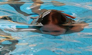 Viele Partner sind aus Sicht der Stadt gefordert, um die Defizite beim Schwimmenlernen aufzuholen, die es wegen der Lockdown-Pausen gibt – natürlich auch die Eltern.  - Till Brand
