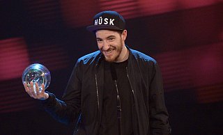 Der Musiker Casper freut sich am 05.12.2013 in Bochum (Nordrhein-Westfalen) bei der Verleihung der 1Live Krone 2013 über die Auszeichnung in der Kategorie "Beste Künstler". Der Rapper Casper bekam am Donnerstag gleich zwei Preise verliehen. - dpa Der Musiker Casper freut sich am 05.12.2013 in Bochum (Nordrhein-Westfalen) bei der Verleihung der 1Live Krone 2013 über die Auszeichnung in der Kategorie "Beste Künstler". Der Rapper Casper bekam am Donnerstag gleich zwei Preise verliehen. - dpa