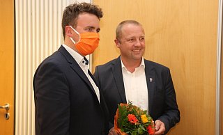 Im Jahr 2020 gratulierte Julian Gerber, Fraktionschef der CDU, Mario Hecker noch zur Wahl. Damals gehörte die Partei zum Bündnis, das den parteilosen Bürgermeister stützte. Jetzt wird Gerber zum Konkurrenten. - Katrin Kantelberg(LZ) Im Jahr 2020 gratulierte Julian Gerber, Fraktionschef der CDU, Mario Hecker noch zur Wahl. Damals gehörte die Partei zum Bündnis, das den parteilosen Bürgermeister stützte. Jetzt wird Gerber zum Konkurrenten. - Katrin Kantelberg(LZ)