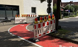 Über den Querweg hat die Gemeinde Schlangen eine Querungsmöglichkeit für Grundschüler markiert. Der Kreis hat sein Veto eingelegt, weshalb der Überweg nun abgesperrt werden muss. - Michael Zans Über den Querweg hat die Gemeinde Schlangen eine Querungsmöglichkeit für Grundschüler markiert. Der Kreis hat sein Veto eingelegt, weshalb der Überweg nun abgesperrt werden muss. - Michael Zans