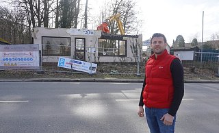 Der neue Grundstücksbesitzer Bashkim Gutaj hat die Brandruine der ehemaligen Gaststätte „Harlekin" abreißen lassen. Für die freie Fläche an der Pyrmonter Straße hat er bereits eine Idee: Ein Gebäudekomplex mit 30 bis 40 Wohnungen soll entstehen. - Michaela Weiße