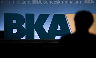 Auf einer Bundeskriminalamt-Tagung steht ein Mann vor dem BKA-Logo der Beh&ouml;rde. - Foto: Arne Dedert/dpa