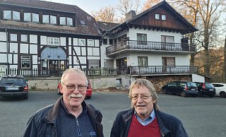 Thomas (links) und Ulrich Mittelgöker sind froh, dass sie jemanden gefunden haben, der den Fischanger weiter betreiben will. - Marianne Schwarzer(LZ)