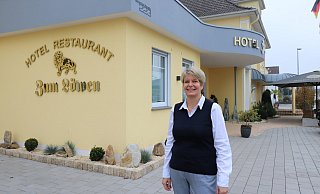 Sonja Steinmair steht vor dem Hotel-Restaurant "Zum Löwen" in Holzhausen. - Alexandra Schaller