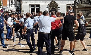 Während einer Mahnwache der "Rechten" gab es eine Auseinandersetzung mit Gegendemonstranten. - Marianne Schwarzer Während einer Mahnwache der "Rechten" gab es eine Auseinandersetzung mit Gegendemonstranten. - Marianne Schwarzer