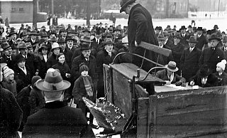 Albert Schütte als Wahlkämpfer. Auf dem verschneiten Oerlinghauser Marktplatz wirbt der SPD-Fraktionsvorsitzende für seine Partei. Doch die Nazis übernehmen Ende Januar 1933 die Macht. - Repro: Horst Biere / Quelle: AFM Albert Schütte als Wahlkämpfer. Auf dem verschneiten Oerlinghauser Marktplatz wirbt der SPD-Fraktionsvorsitzende für seine Partei. Doch die Nazis übernehmen Ende Januar 1933 die Macht. - Repro: Horst Biere / Quelle: AFM