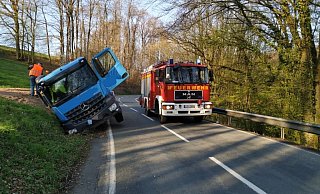 Unfall auf der Alverdisser Straße bei Humfeld. - Feuerwehr Dörentrup Unfall auf der Alverdisser Straße bei Humfeld. - Feuerwehr Dörentrup