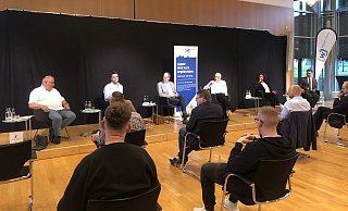 Zwei Stunden lang standen fünf lippische Direktkandidaten Rede und Antwort. - Wirtschaftsjunioren