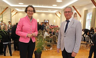 Im September 2020 nahm das Ganze Fahrt auf: Klaus Meier, Vorsitzender des Fördervereins Sabbenhausen, bedankt sich bei Ministerin Ina Scharrenbach über die Fördergelder des Landes. - Archivfoto: Michaela Weiße