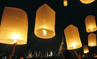 Sogenannte &laquo;Himmelslaternen&raquo; werden bei einem Fest angez&uuml;ndet, bevor sie in die Luft aufsteigen. Nach Kontrollen bei Anbietern von Himmelslaternen ist der Online-Verkauf der Lampions in Nordrhein-Westfalen vorerst gestoppt worden. - Barbara Walton/epa/dpa