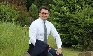 Christian Sauter auf dem heimischen Hof in Almena, einer ehemaligen Molkerei. Hier lebt er, ist er nicht in Berlin unterwegs. - Carolin Brokmann Christian Sauter auf dem heimischen Hof in Almena, einer ehemaligen Molkerei. Hier lebt er, ist er nicht in Berlin unterwegs. - Carolin Brokmann