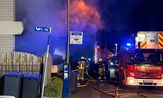 Die Feuerwehr ist am Mittwochabend in der Wehrenhagenstraße im Einsatz. Eine Person wird von Rettungskräften tot geborgen. - Feuerwehr Detmold/Christopher Rieks Die Feuerwehr ist am Mittwochabend in der Wehrenhagenstraße im Einsatz. Eine Person wird von Rettungskräften tot geborgen. - Feuerwehr Detmold/Christopher Rieks