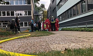 Feuerwehreinsatz am Sch&uuml;tzenberg: Im Forschungsinstitut ist Schwefels&auml;ure ausgetreten. - Niklas B&ouml;hmer