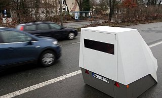 Ein solcher sogenannter Enforcement Trailer stand in den vergangenen Monaten an der A2 in Höhe Ahmsen und stellte knapp 2900 Tempoverstöße fest. - Jens Reichenbach Ein solcher sogenannter Enforcement Trailer stand in den vergangenen Monaten an der A2 in Höhe Ahmsen und stellte knapp 2900 Tempoverstöße fest. - Jens Reichenbach