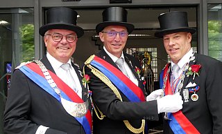 Lügde hat einen neuen Schützenkönig: Brudermeister Michael Rüsenberg hängt David Lödige (rechts) die Königskette um, links der bisherige König Dietrich Günnewich. - Rudi Rudolph Lügde hat einen neuen Schützenkönig: Brudermeister Michael Rüsenberg hängt David Lödige (rechts) die Königskette um, links der bisherige König Dietrich Günnewich. - Rudi Rudolph