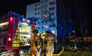 In der Stra&szlig;e Allandsbusch bek&auml;mpft die Feuerwehr einen Brand in einem Hochhaus. - FreitagTV/Stock