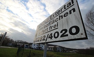 Extertal will beim Thema Wirtschaftsförderung aufdrehen. Dieses Schild steht am Gewerbegebiet „Im langen Kamp" in Asmissen. Anders als es vermuten lässt, sind größere Flächen in Extertal Mangelware. Deshalb möchte die Gemeinde neue Gebiete ausweisen – wenn sie darf. - Archivfoto: Jens Rademacher Extertal will beim Thema Wirtschaftsförderung aufdrehen. Dieses Schild steht am Gewerbegebiet „Im langen Kamp" in Asmissen. Anders als es vermuten lässt, sind größere Flächen in Extertal Mangelware. Deshalb möchte die Gemeinde neue Gebiete ausweisen – wenn sie darf. - Archivfoto: Jens Rademacher