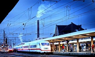 Ein ICE fährt in den Bielefelder Hauptbahnhof ein. - Sarah Jonek Ein ICE fährt in den Bielefelder Hauptbahnhof ein. - Sarah Jonek