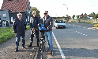 Im Gespräch: Anwoher Reinhard Becker, Bernfried Hanemann und SPD-Ratsmitglied Günter Dove sprechen auf dem Gehweg an der Heeper Straße über den von der CDU beantragten Radfahrerschutzstreifen. - Thomas Dohna