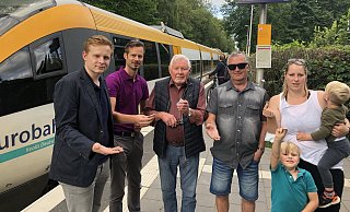 Symbolisch zücken (von links) Janik Wiemann, Steffen Buttler, Günter Wiemann, Thomas Burkert und Vanessa Lessow mit Jonte und Bjarne (stehend) ihr Kleingeld. Als Hörstmaraner haben sie nichts von den Gratis-Fahrten des Stadtbusses. Denn die Eurobahn, die gerade im Hintergrund stoppt, hält sich aus der Werbeaktion raus - Till Brand