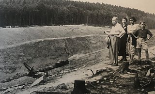 Kommt eine ähnliche Baustelle wieder nach Bad Salzuflen? Das historische Foto von 1938 zeigt Schaulustige, die sich für die Arbeiten für die heutige A 2 interessieren. Im Hintergrund wird eine Schneise am Obernberg geschlagen. - Archiv: Monika Prüßner-Claus Kommt eine ähnliche Baustelle wieder nach Bad Salzuflen? Das historische Foto von 1938 zeigt Schaulustige, die sich für die Arbeiten für die heutige A 2 interessieren. Im Hintergrund wird eine Schneise am Obernberg geschlagen. - Archiv: Monika Prüßner-Claus
