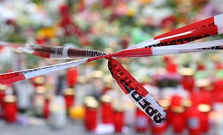 Mit Blumen und Kerzen wird in Würzburg der Opfer gedacht. - Foto: Karl-Josef Hildenbrand/dpa Mit Blumen und Kerzen wird in Würzburg der Opfer gedacht. - Foto: Karl-Josef Hildenbrand/dpa