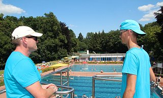 Jörg Mengedoht (41, links) und sein Kollege Sebastian Scheller (23) betrachten die Becken im Blomberger Freibad vom Fünfer aus. Die Schwimmaufsicht umrundet die Becken und kann im Notfall sofort eingreifen. - Silke Buhrmester Jörg Mengedoht (41, links) und sein Kollege Sebastian Scheller (23) betrachten die Becken im Blomberger Freibad vom Fünfer aus. Die Schwimmaufsicht umrundet die Becken und kann im Notfall sofort eingreifen. - Silke Buhrmester
