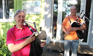 Christiane Wehfer trifft sich regelmäßig mit ihrem Musikschüler, Matijas Amelung-Perisic. Geübt wird in der Musikschule auf dem Gelände der Grundschule Bösingfeld. - Kirsten Fuhrmann Christiane Wehfer trifft sich regelmäßig mit ihrem Musikschüler, Matijas Amelung-Perisic. Geübt wird in der Musikschule auf dem Gelände der Grundschule Bösingfeld. - Kirsten Fuhrmann