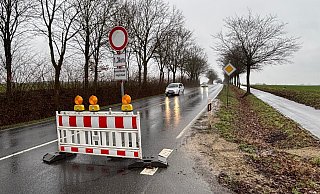 Die Schötmarsche Straße (hier die Sperre in Höhe der Straße Mühlenbrink) ist in Fahrtrichtung Lockhausen gesperrt. Und das wird drei weitere Monate so bleiben. - Thomas Reineke Die Schötmarsche Straße (hier die Sperre in Höhe der Straße Mühlenbrink) ist in Fahrtrichtung Lockhausen gesperrt. Und das wird drei weitere Monate so bleiben. - Thomas Reineke