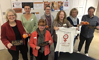 Wollen auf Gewalt an Frauen aufmerksam machen: (von links) Dr. Katharina Kleine Vennekat, Simone Adams-Weggen, Gundula Homann,Stefanie Nowak-Thormählen, Silvia Exler, Elke Wachtmann und Fabian Schröder. - Silke Buhrmester