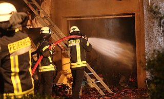 Feuerwehr im Einsatz: In Müssen in der Wöhlerstraße brennt eine Scheune. - Patrick Bockwinkel Feuerwehr im Einsatz: In Müssen in der Wöhlerstraße brennt eine Scheune. - Patrick Bockwinkel