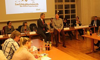 Bürgermeister Jörg Bierwirth spricht mit Jungunternehmer Juri Friman über die Anfänge seiner Selbstständigkeit. - Michaela Weiße Bürgermeister Jörg Bierwirth spricht mit Jungunternehmer Juri Friman über die Anfänge seiner Selbstständigkeit. - Michaela Weiße