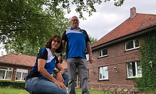 Silke Rehmeier und Detlev Siewert vom Vorstand der Turngemeinschaft Schötmar stehen auf dem Rasen vor der Festhalle. Rechts ist das 90 Jahre alte Gemäuer zu sehen, links hinten der Anbau, der später dazu kam und in dem sich der kleine Saal befindet. - Sven Kienscherf Silke Rehmeier und Detlev Siewert vom Vorstand der Turngemeinschaft Schötmar stehen auf dem Rasen vor der Festhalle. Rechts ist das 90 Jahre alte Gemäuer zu sehen, links hinten der Anbau, der später dazu kam und in dem sich der kleine Saal befindet. - Sven Kienscherf
