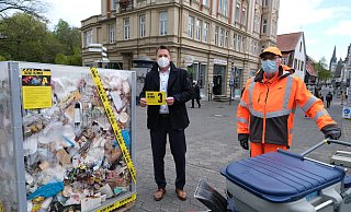 Bürgermeister Frank Hilker (links) zeigt eine der City-Cards, die mit Motto-Sprüchen bedruckt sind. Der Inhalt der Skulptur stammt aus Detmolder Straßengräben. Frank Heuman von der Stadtreinigung sammelt immer mehr Masken ein: 40 Stück pro Schicht. - Sven Koch Bürgermeister Frank Hilker (links) zeigt eine der City-Cards, die mit Motto-Sprüchen bedruckt sind. Der Inhalt der Skulptur stammt aus Detmolder Straßengräben. Frank Heuman von der Stadtreinigung sammelt immer mehr Masken ein: 40 Stück pro Schicht. - Sven Koch