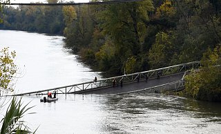 Rettungskr&auml;fte neben der eingest&uuml;rzten Br&uuml;cke in Mirepoix-Sur-Tarn. - Eric Cabanis/AFP/dpa