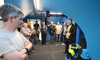 Björn Hagemann von den Stadtwerken Lemgo (rechts) erläutert die Funktionsweise des neuen Trinkwasserspeichers für Lüerdissen. - Jens Rademacher Björn Hagemann von den Stadtwerken Lemgo (rechts) erläutert die Funktionsweise des neuen Trinkwasserspeichers für Lüerdissen. - Jens Rademacher