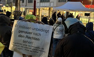Mehr als 100 Menschen haben am Freitag auf dem Lagenser Marktplatz für Demokratie und gegen Hass und Hetze demonstriert. - Sandra Castrup Mehr als 100 Menschen haben am Freitag auf dem Lagenser Marktplatz für Demokratie und gegen Hass und Hetze demonstriert. - Sandra Castrup