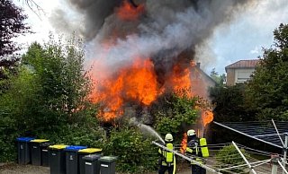 Der Schuppen brannte v&ouml;llig aus. - Feuerwehr Detmold