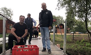 Veranstaltungstechniker Marinus Kienzl (von links), Thomas Weber und Hortus-Vitalis-Betreiber Michael Welslau stehen auf einer der beiden Brücken, die über die Salze in den Irrgarten führen. - Sven Kienscherf Veranstaltungstechniker Marinus Kienzl (von links), Thomas Weber und Hortus-Vitalis-Betreiber Michael Welslau stehen auf einer der beiden Brücken, die über die Salze in den Irrgarten führen. - Sven Kienscherf