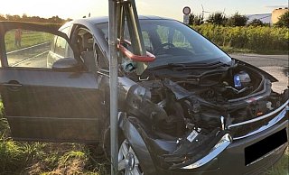 Der Audi der Familie wurde im Frontbereich von der Lok erfasst und beschädigt. - Polizei Minden-Lübbecke Der Audi der Familie wurde im Frontbereich von der Lok erfasst und beschädigt. - Polizei Minden-Lübbecke