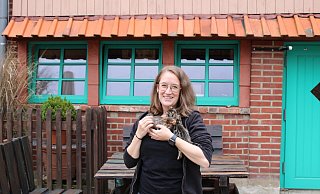 Tierpflegerin Sina Schneider mit zwei neuen Katzenjungen. - Philipp Kersten Tierpflegerin Sina Schneider mit zwei neuen Katzenjungen. - Philipp Kersten